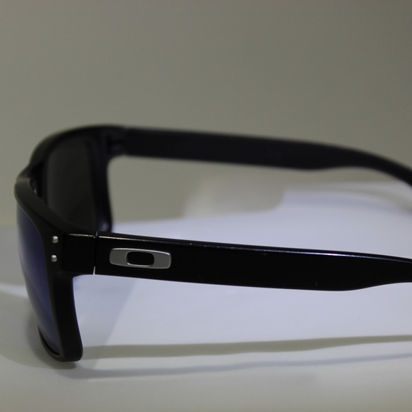 Oakley Holbrook - Picture 3 of 3